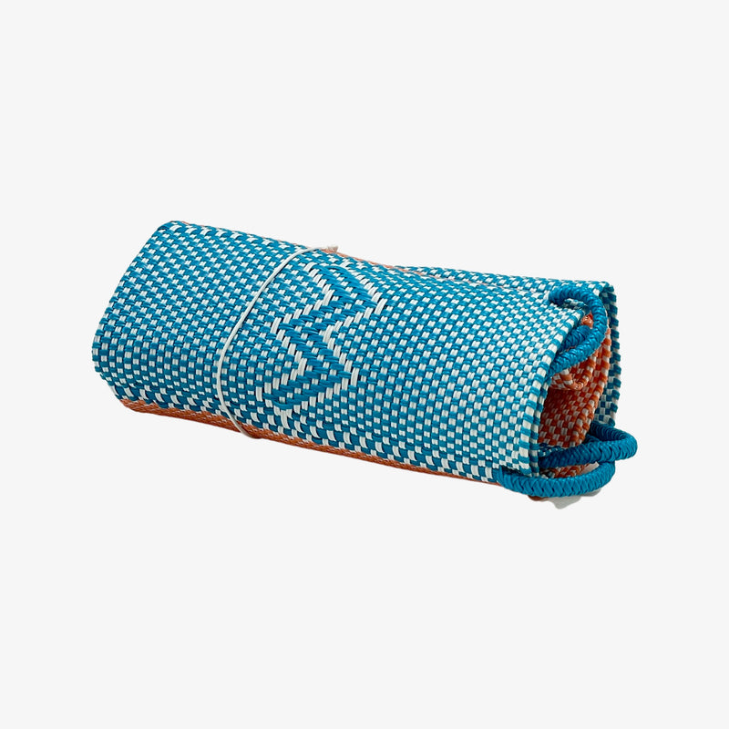 Basket bag you can easily roll up and stowed in your luggage for vacation travels. 